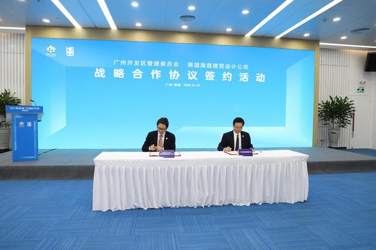 上图：签约现场。张成摄