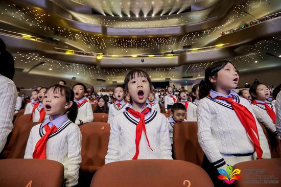 广州中小学生合唱的中外儿童电影主题音乐联奏《我和我的祖国》