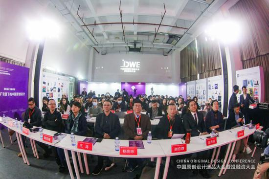 大会上,参会嘉宾以“双循环”背景下的中国原创设计为讨论话题,展开了对话交流。