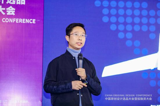 大会上,卡蛙科技联合创始人林文杰做原创设计新品发布