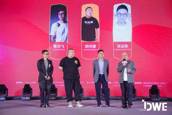 光华设计基金会理事长张琦（右1）与十杰前三甲曹毕飞、胡传建、张运彬（由左及右）互动交流