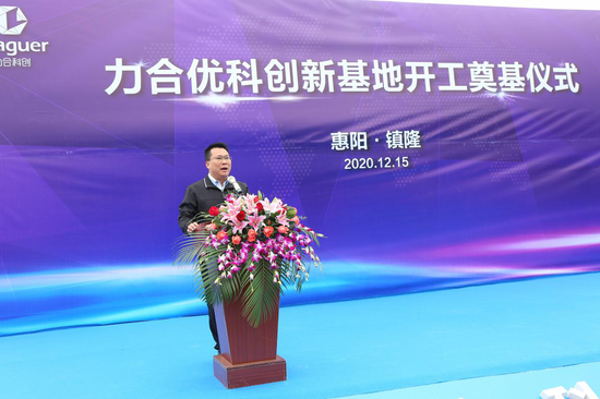 镇隆镇镇长陈吉在仪式中发言