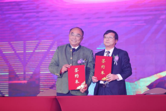 左起：中机联董事会主席黄寅凤先生与赛伯乐投资集团合伙人梁睿先生进行签约仪式