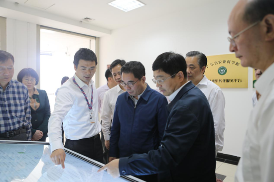 省委常委叶贞琴视察金颖农科孵化器建设情况
