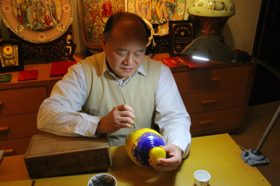 广彩大师李滨设计酒坛
