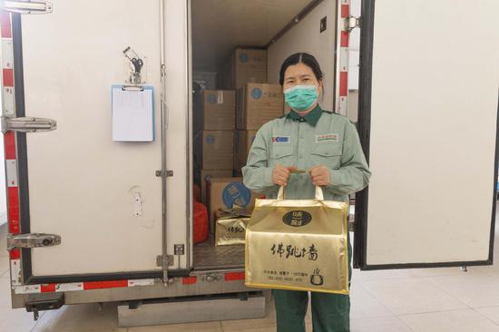 彭鹏提着要给家里寄去的佛跳墙