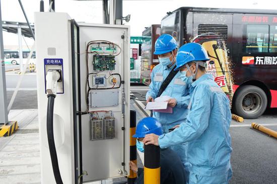 　　南方电网广东佛山禅城供电局工作人员到佛山市中心城区最大的公交充电站对用电设备进行安全体检，保障市民绿色出行。