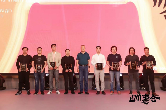 社科联为惠州市室内设计协会八位发起人授予牌匾