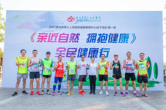 李淑兰主任(右5)与获奖选手留影合念