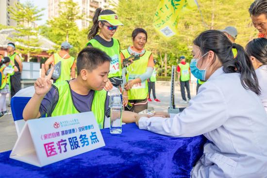 医疗服务点,医务人员正在为市民跑友们进行健康评估。