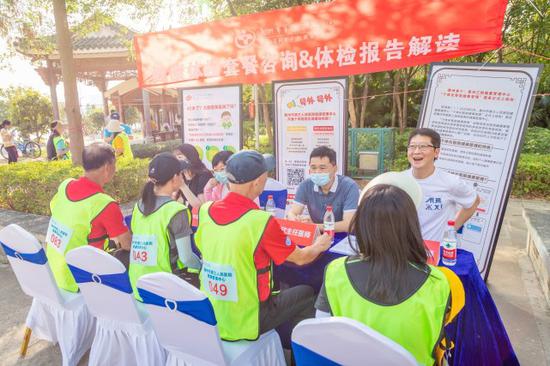 健康咨询处,专家主任正在为市民跑友们进行解答。