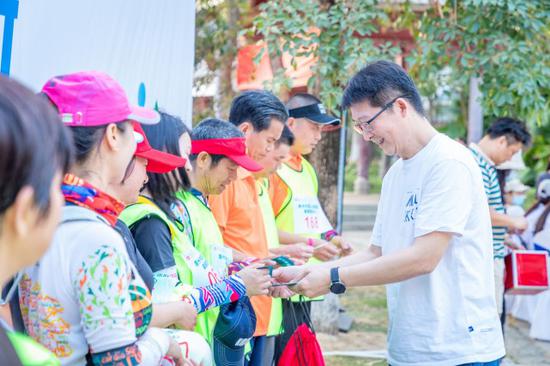 惠州三院健康管理中心姚海斌主任为获奖选手颁奖