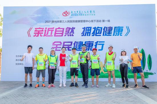刘民媛主管(左4)与获奖选手留影合念