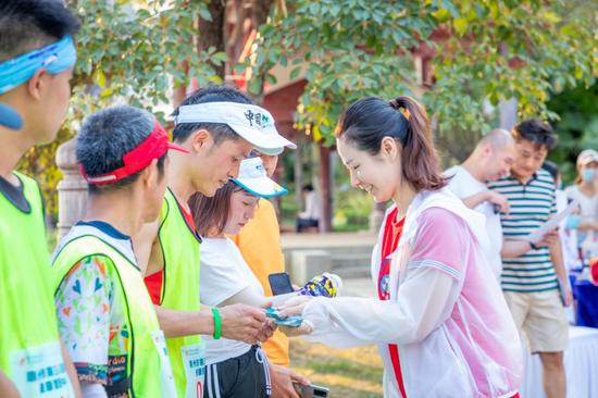 惠州三院健康管理中心刘民媛主管为获奖选手颁奖