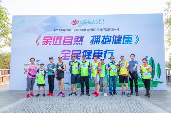 惠州三院健康管理中心谷欣主任(右2)与获奖选手留影合念