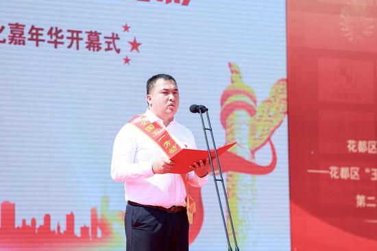 “全国五一劳动奖章”获得者赖宣治宣读倡议书
