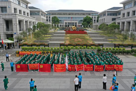 800名医护人员集结奔赴抗疫最前线-刘斌摄