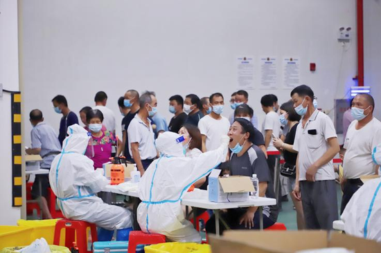 (医护人员正在对石化区2.5万名市民进行采样)