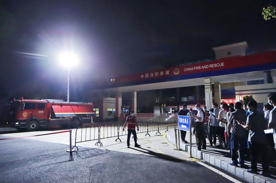 (夜幕下,大亚湾海陆消防救援站提供照明)