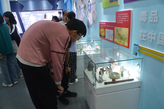 恩城第二中学的学生参观禁毒展厅