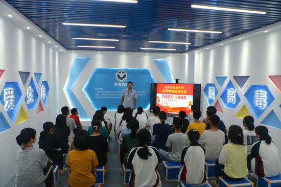 东城镇中学学生在上禁毒课