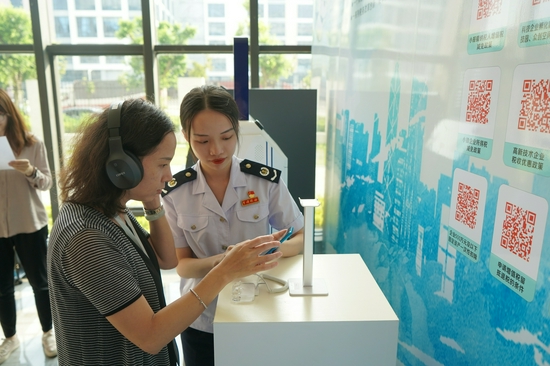 纳税人通过手机扫码便可了解最新的税收优惠政策