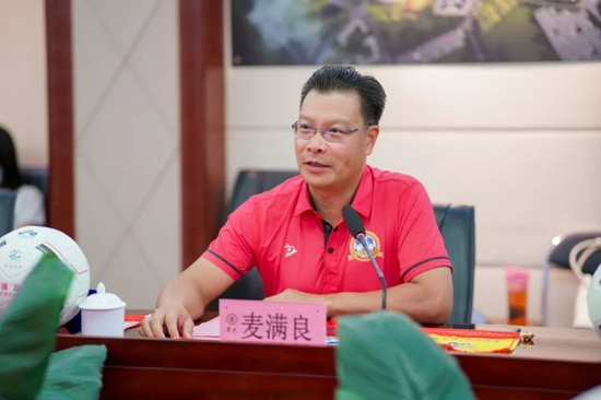 里水镇党委副书记,镇长麦满良介绍里水镇足球强镇建设规划