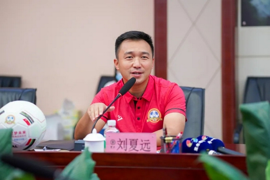 里水镇党委委员刘夏远介绍里水镇打造足球强镇的情况