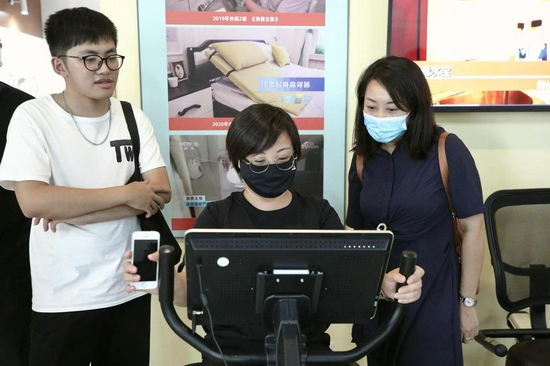 (自媒体大v参观广东工业设计城)