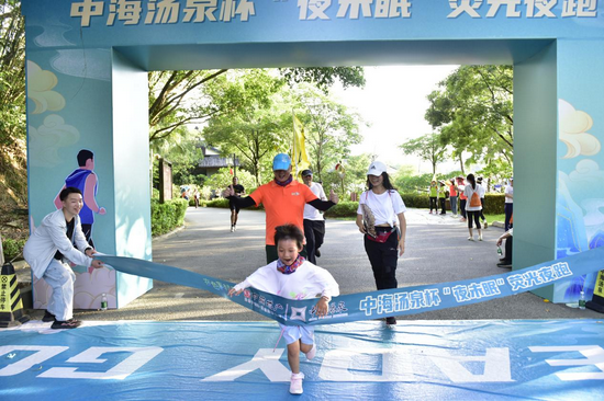 (冲过终点线的小跑友)