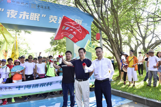 (新浪惠州总经理肖华梁(左一)、惠州市文化广电旅游体育局四级调研员谢斌辉(中间)、中海汤泉酒店市场营销部总监庞真攀(右一))