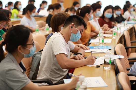 参会企业代表现场签订知情承诺书。（佛山市税务局供图）