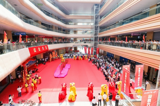 现场人声鼎沸,锣鼓喧天,热闹非凡
