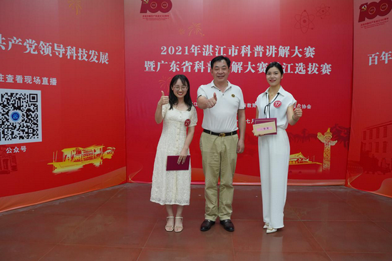 广东省科技厅引进智力处副处长夏兴林为获奖选手颁发获奖证书