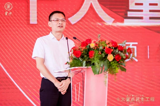 里水镇党委副书记、里水镇镇长候选人黄伟明发言