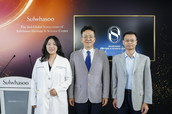 左起:爱茉莉太平洋上海研究所首席研究员于敏、爱茉莉太平洋上海研究所所长延在昊博士、复旦大学药学院教授穆青博士