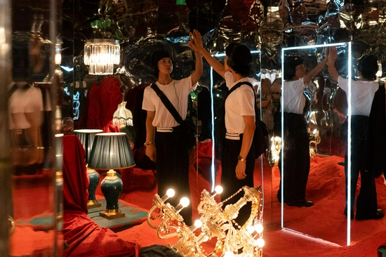 作为十周年庆祝活动之一,广州太古汇打造为期一个月的戏剧《The Ten Gifts 十号礼铺》,破天荒将沉浸式戏剧体验呈现在商场。