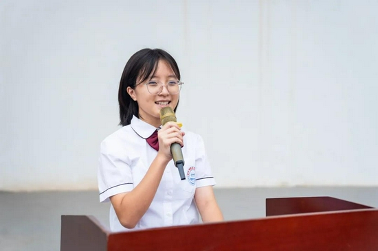  学生代表作国旗下的讲话