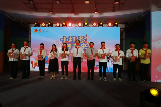 市委副书记、市少工委名誉主任余金富同志为我市首批校外辅导员颁授聘书。