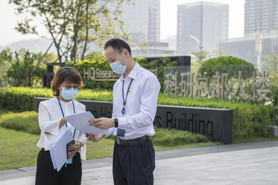 南方电网广东珠海横琴供电局客户经理主动上门为粤澳合作中医药科技产业园提供用电咨询服务。