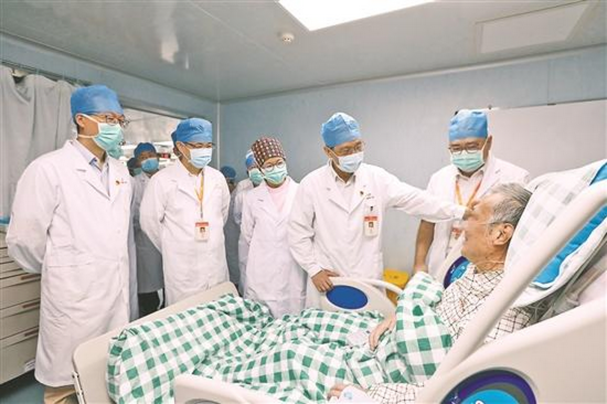 2020年8月27日,钟南山院士团队为新冠肺炎患者会诊 人民视觉供图
