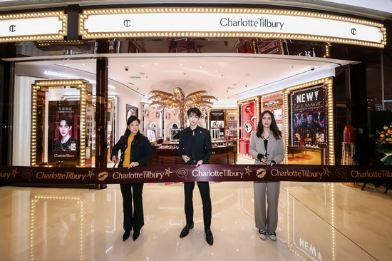 威神V WINWIN董思成、Charlotte Tilbury品牌高层和商场高层共同为品牌深圳卓悦店开业剪彩 (从左至右:深圳卓悦中心运营总监李丽斌、威神V WINWIN董思成、CT品牌中国区销售总经理赵超越)