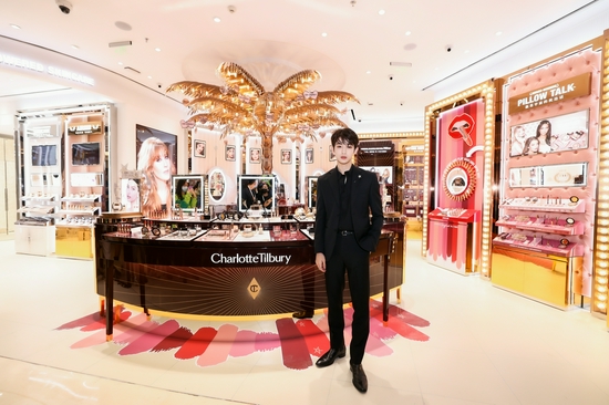 CT中国区魔法美妆大使威神V WINWIN董思成亲临品牌深圳卓悦店开业现场