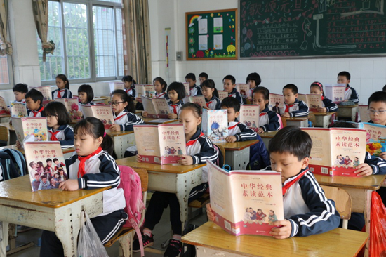 稔海小学不同年级都有诵读经典