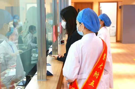 部分市民在现场挂号