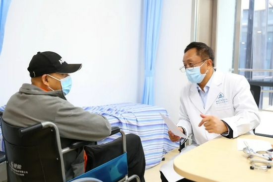 暨大附五院院长李志忠在骨科坐诊