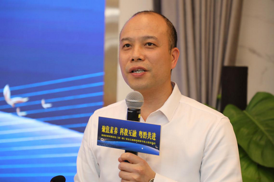 顺德区教育发展中心副主任余逸发言