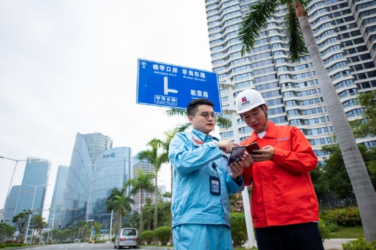　　南方电网广东珠海供电局客户经理通过“横琴供电 与您同行”小程序了解到客户用电需求后主动上门跟进沟通。