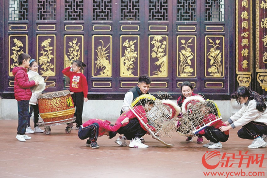 10日,广州天河区猎德李氏宗祠,猎德龙狮少年队正在训练