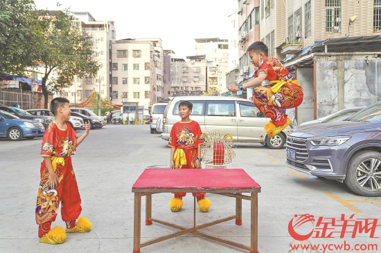 员村，广州市泰晟龙狮团的少年高高跃起准备跳上台面